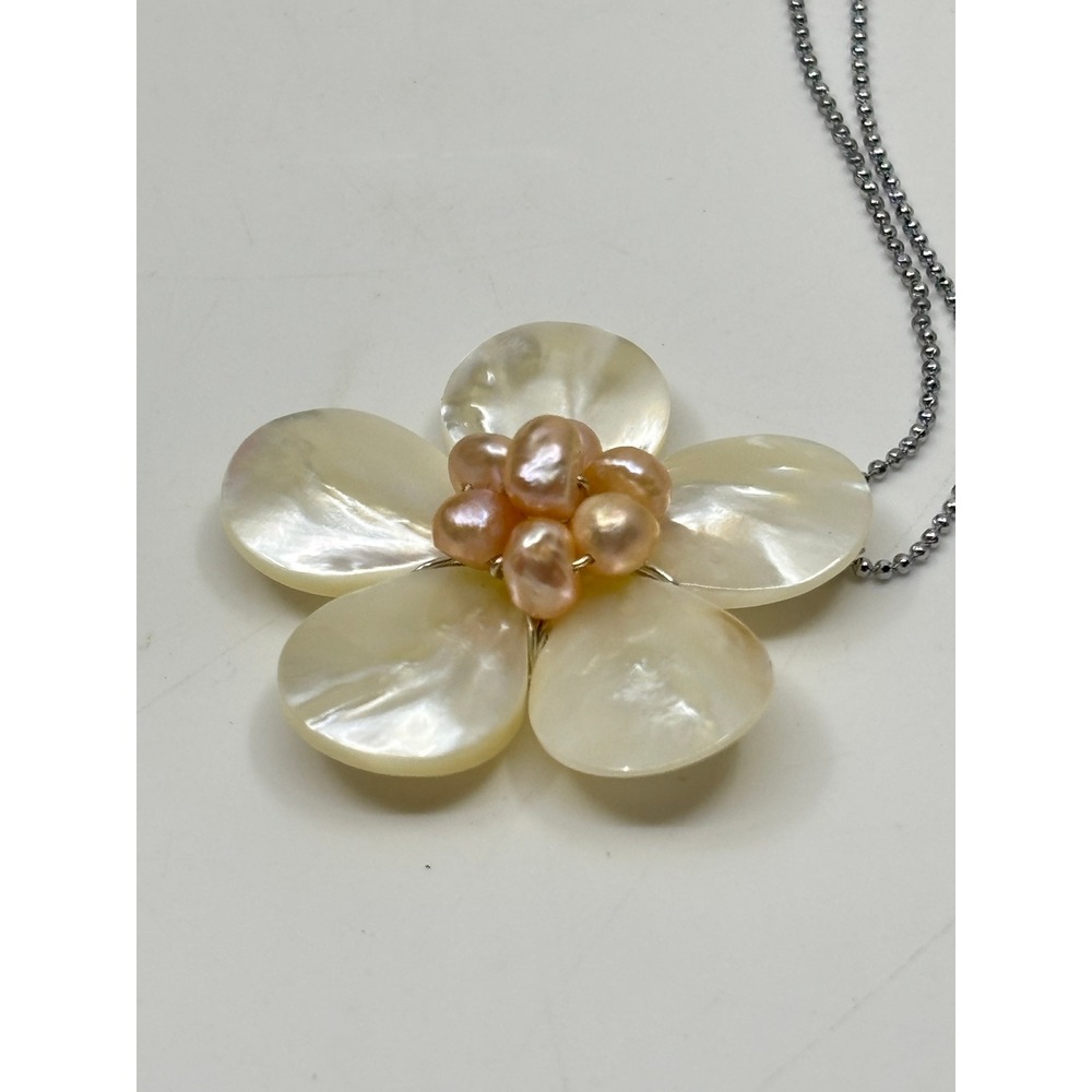 Mother of Pearl Shell Flower Pendant Necklace Pink Freshwater Pearl 18KGP 18in - Picture 4 of 9